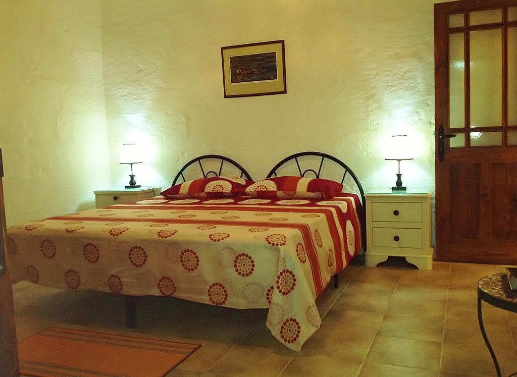 Anna Karistu Accommodation Kercem Bilik gambar