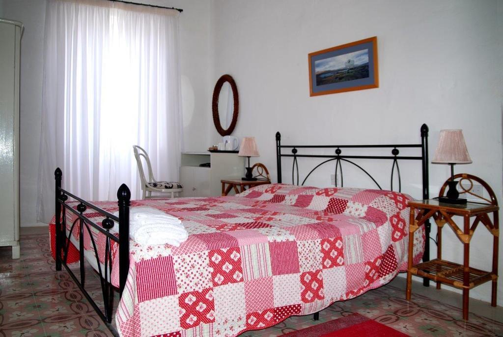 Anna Karistu Accommodation Kercem Bilik gambar