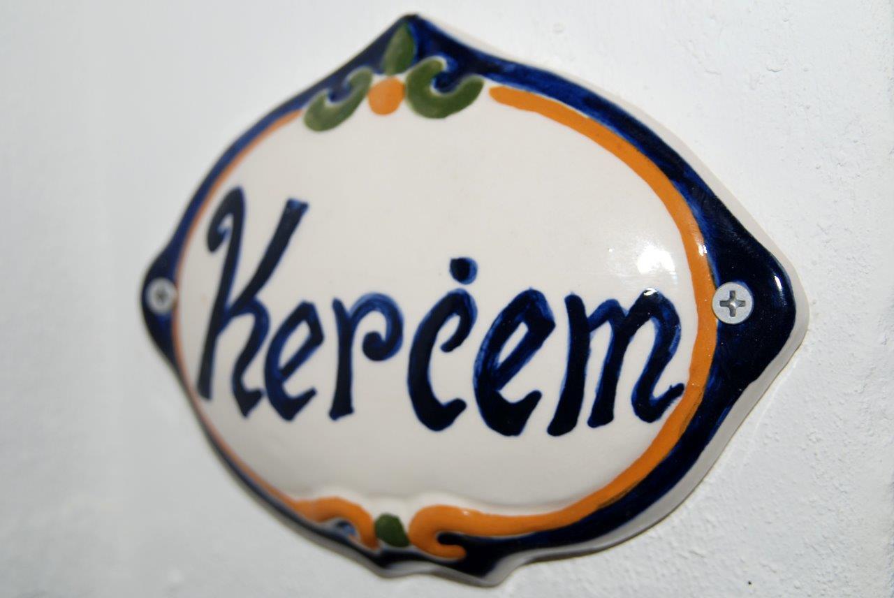 Anna Karistu Accommodation Kercem Bilik gambar